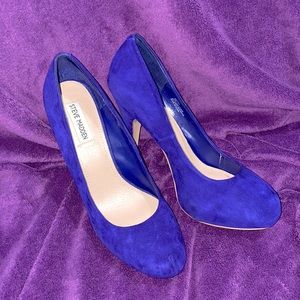 Periwinkle suede Steve Madden closed toe pumps